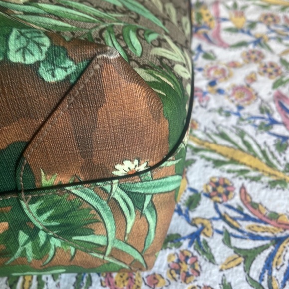 Authentic Gucci Tian Shoulder Bag - Picture 5 of 15